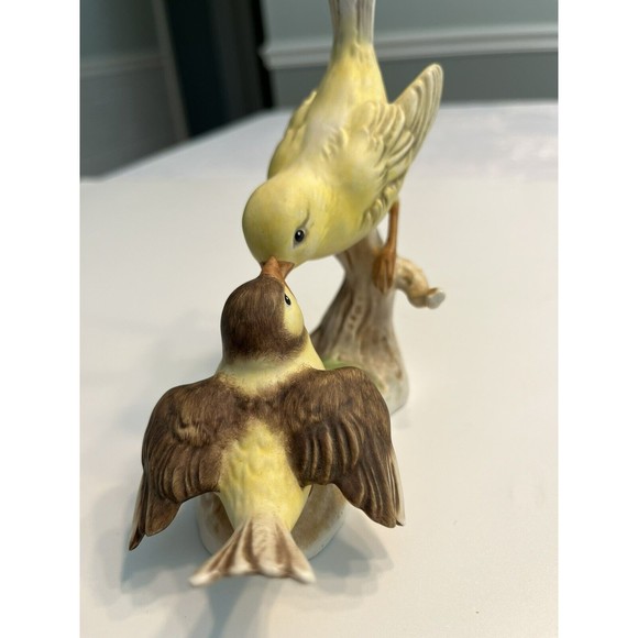 W Goebel Yellow Bird Canary Feeding Baby Chick Figurine Lang 6 W Germany 1967 - Picture 5 of 13